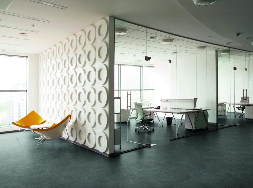 hall entreprise accueil sièges jaunes