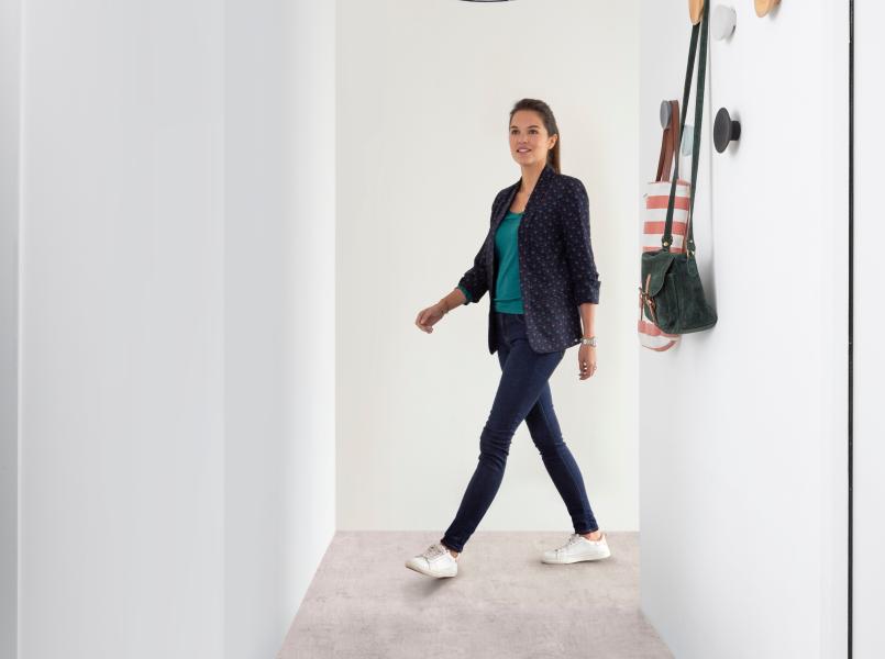couloir femme marche beige
