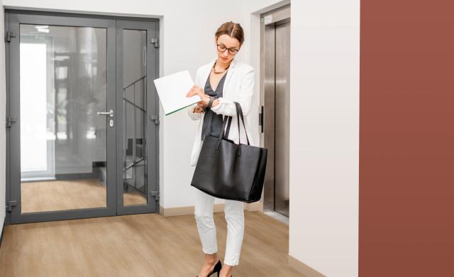 hall d'entrée femme debout