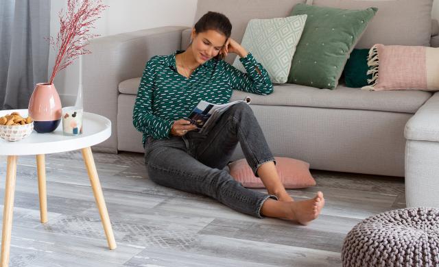 femme assise canape salon