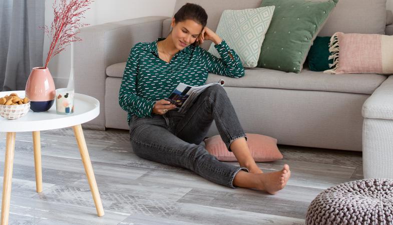 femme assise canape salon